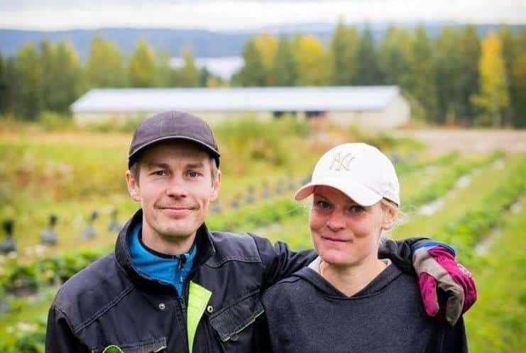 Satu ja Teemu satokauden kiireiden helpotettua Elorinteen tilan yrittajat Satu ja Teemu.